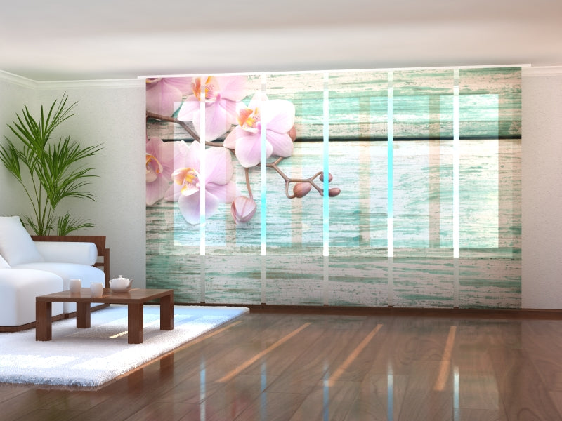 Paneles Japoneses Preciosas Orquídeas en una Madera Vieja Azul