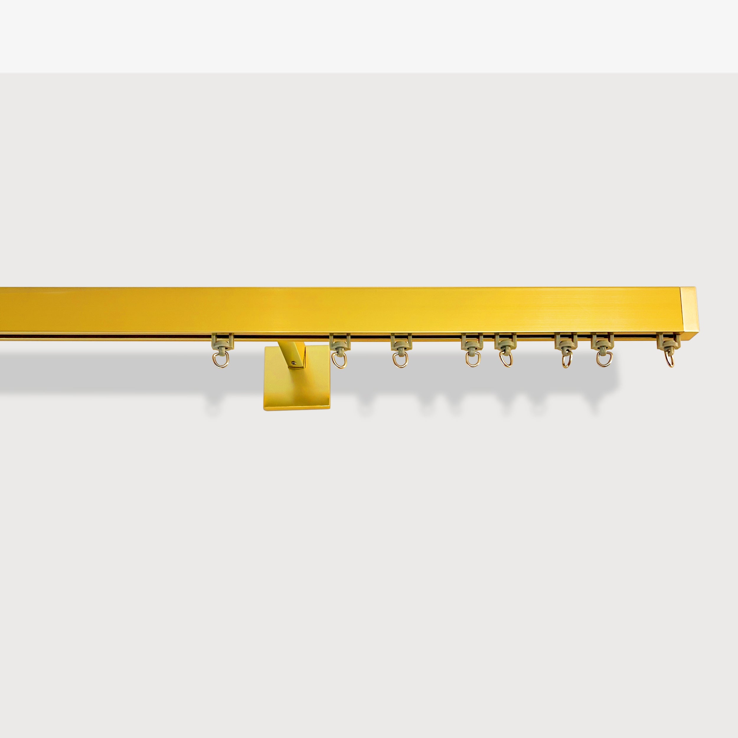 Riel de Cortina Simple, Dorado, Montado en la Pared – Hecho a Medida, Diseño Elegante y Moderno.