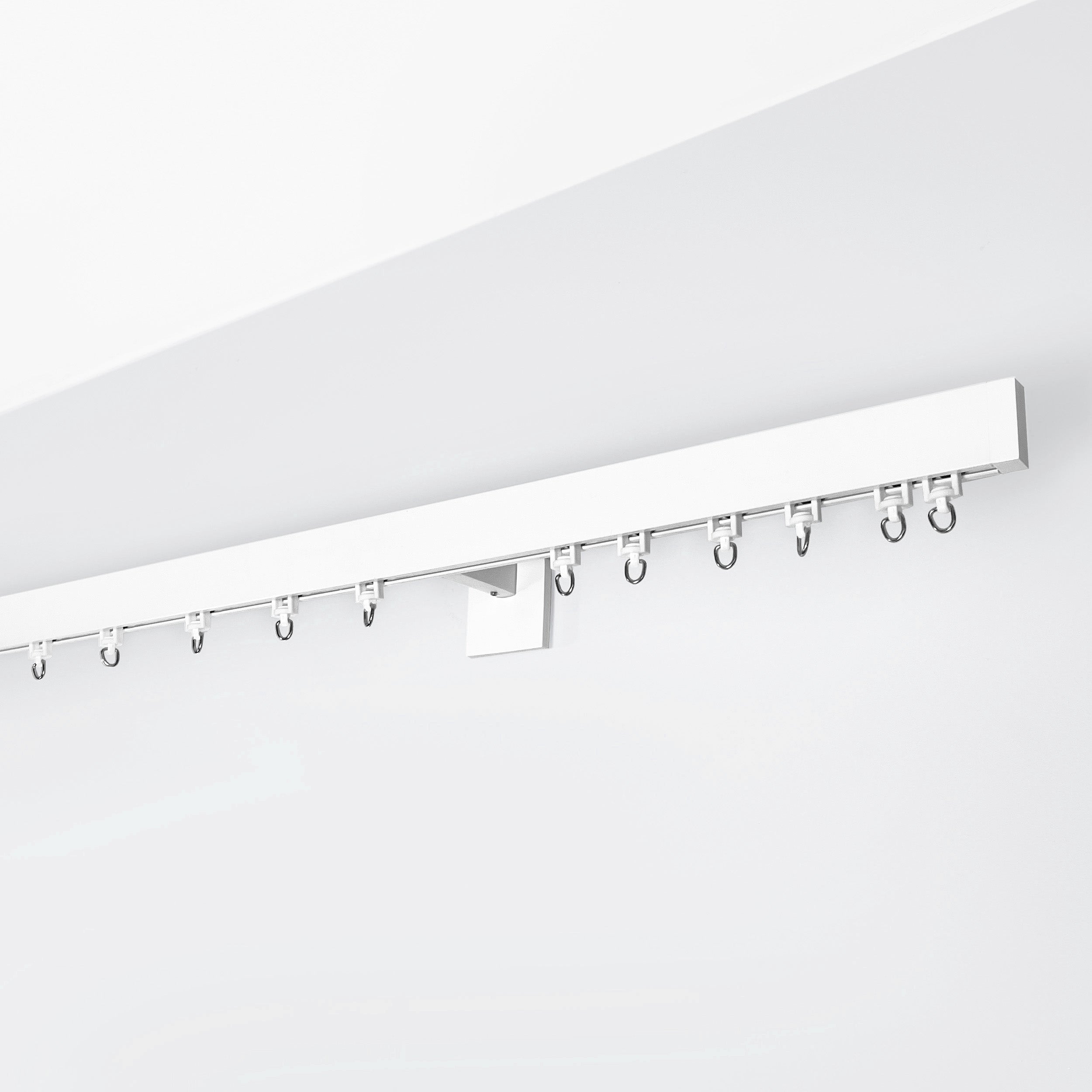 Riel de Cortina Simple, Blanco, Montado en la Pared – Hecho a Medida, Diseño Elegante y Moderno.